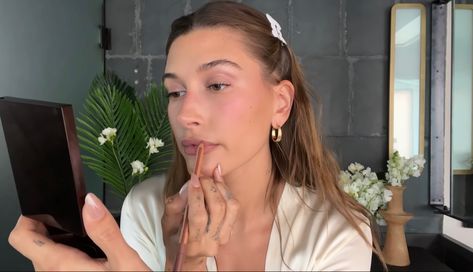 For Vouge Hailey Bieber Vogue, Hailey Bieber Makeup, Vogue Youtube, Vogue Makeup, Night Beauty Routine, Night Skin Care, Date Night Makeup, Skin Care And Makeup, Vogue Beauty