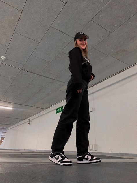 Outfit Con Dunk, Dunk Low Panda Outfit Women, Panda Dunks Outfit Women, Nike Panda Dunks Outfit, Nike Dunks Outfit Woman Street Styles, Black Baggy Outfit, Nike Dunks Low Outfit Woman, Day Party Outfit Black Women, Nike Dunk Low Outfit Woman