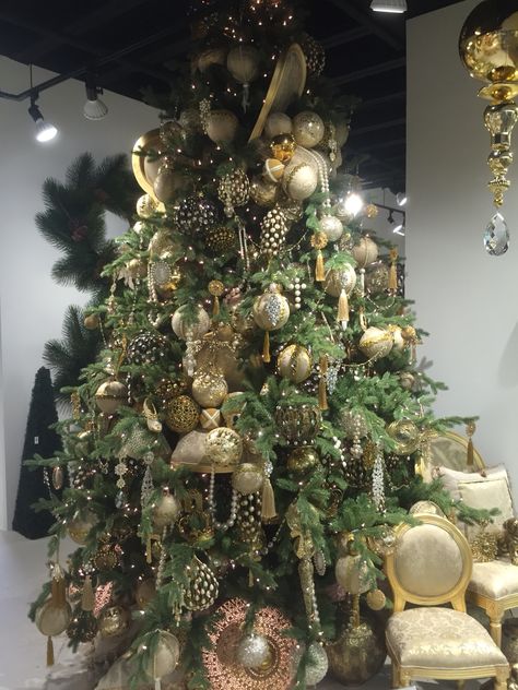 Christmas tree antique gold Green Christmas Decorations, Xmas Centerpieces, Elegant Christmas Trees, Christmas Tree Inspiration, Indoor Christmas, Christmas Mantels, Elegant Christmas, Green Christmas, Gold Christmas