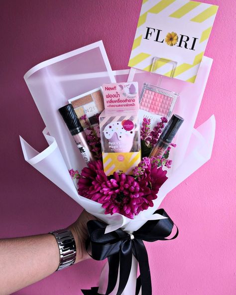 Mothers Day Gift Bouquet, Makeup Bouquet Gift Diy, Makeup Box Gift Ideas, Makeup Gift Box Ideas, Makeup Bouquet Gift, Makeup Gifts Basket, Diy Mother's Day Gift Basket, Makeup Bouquet, Mothers Day Gift Basket