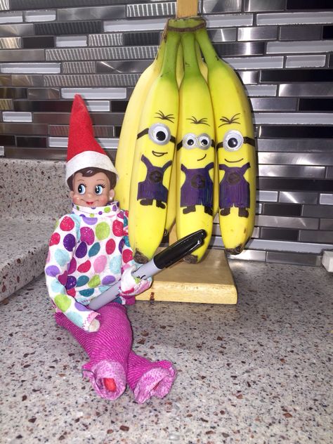 Elf on the Shelf banana minions! Hot glue googley eyes, use silver, black and blue sharpies to draw the minions :) Banana Minion, Super Elf, Elf Drawings, Elf Ideas Easy, Bad Elf, Elf Shelf, Googley Eyes, Decor Shelves, Minion Banana