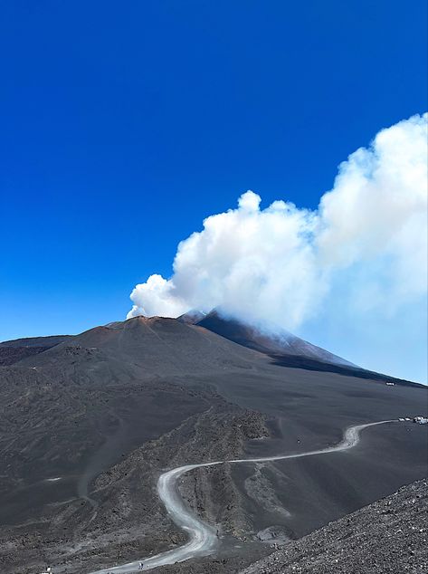 #etna #italy #sky #vulcano Etna Volcano, Summer Dump, Catania Sicily, Pompeii And Herculaneum, Beautiful Word, Italy Summer, Resting Place, Pompeii, Catania