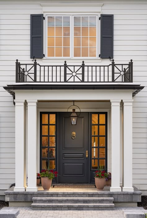 Balcony Over Front Door, Colonial Front Porch Ideas, Ivy Pergola, Small Colonial House Exterior, Colonial Front Door, Front Door Portico, Portico Designs, Door Portico, Style Front Porch