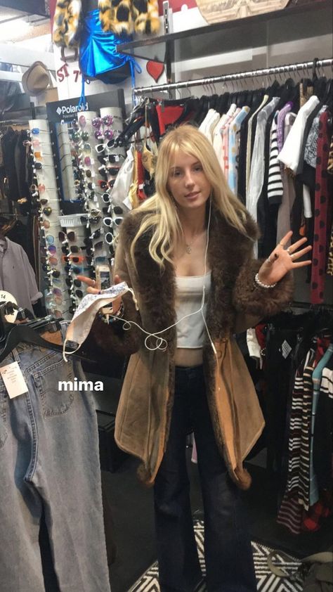 Nyc Outfit Winter, Rockstar Gf Aesthetic Outfits, Suede Fur Jacket, Mode Hippie, Low Rise Flare Jeans, Mia 3, I'm With The Band, Fall Fits, Outfit Winter