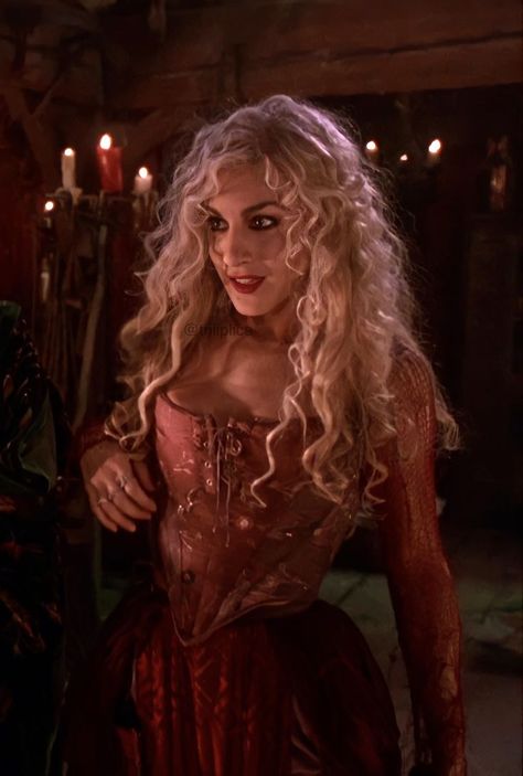 Blonde Hair Costumes, Sarah Sanderson Costume, Hermanas Sanderson, Hocus Pocus Costume, Blonde Halloween Costumes, Sarah Anderson, Iconic Halloween Costumes, Sara Jessica Parker, Sarah Sanderson