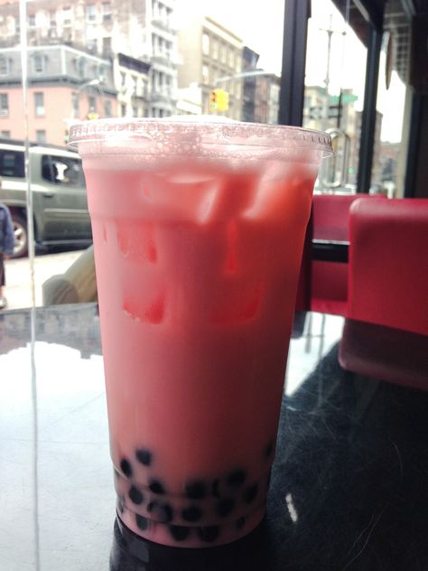 Strawberry tea almond milk boba Red Boba Tea, Bussin Food, Strawberry Boba, Bubble Tea Recipe, Aesthetic Drinks, Strawberry Tea, Boba Drink, Pink Wallpaper Backgrounds, Tea Recipe