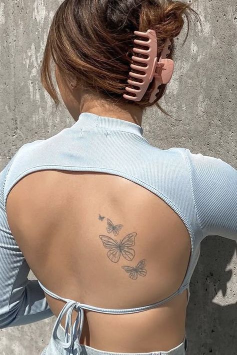 Tatoo Ideas For Girls Back, Back Tattoos Women Butterfly, Small Butterfly Back Tattoo, Tattoos On Spine For Women, Girly Back Tattoo Ideas, Back Tatooed Girl, Butterfly Back Shoulder Tattoo, Aesthetic Back Tattoos Women, Tattoo Ideas Female On Back