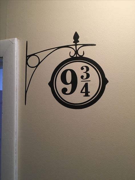 Harry Potter Wall Drawings, Wall Painting Harry Potter, Harry Potter Wand Painting, Hogwarts Houses Drawings Easy, Harry Potter Vinyl Ideas, Harry Potter Theme Wall Painting, Hogwarts Platform 9 3/4, Harry Potter Platform 9 3/4 Diy, Harry Potter Room Painting Ideas