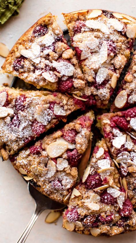 Simple and unassuming, this raspberry almond crumb cake is tender and buttery, a balanced contrast to the crunchy cinnamon crumbles on top. Paired with toasted almonds, juicy raspberries, and a dusting of confectioners’ sugar– it was love at first bite. Recipe on sallysbakingaddiction.com Glutenfri Baking, Cake Raspberry, Breakfast Cake Recipes, Sally's Baking, Raspberry Almond, Slow Cooker Desserts, Almond Cake, Coffee Cake Recipes, Crumb Cake