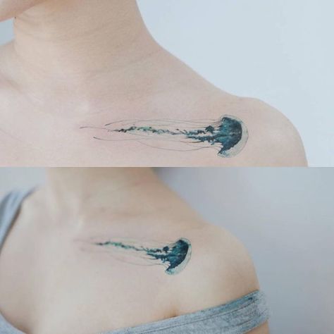 Jellyfish tattoo on the left collarbone/shoulder. Tattoo artist: Sol Tattoo Jellyfish Tattoo, Bone Tattoos, Inspiration Tattoos, Collar Bone Tattoo, Waves Tattoo, Tattoo Feminina, Small Tattoo Designs, Great Tattoos, Tattoo Designs For Women