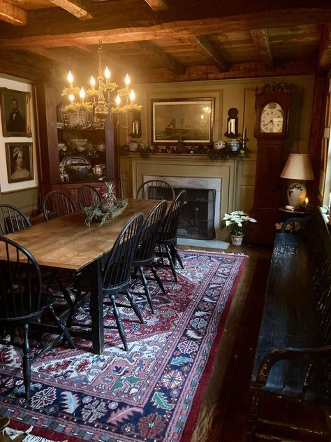 Dutch Colonial Dining Room, Warm Dining Room Ideas, Old English Homes Interior, English Country Dining Room, American Colonial House, American Colonial Decor, Edinburgh Apartment, Pub Dining Room, Western Dining Room