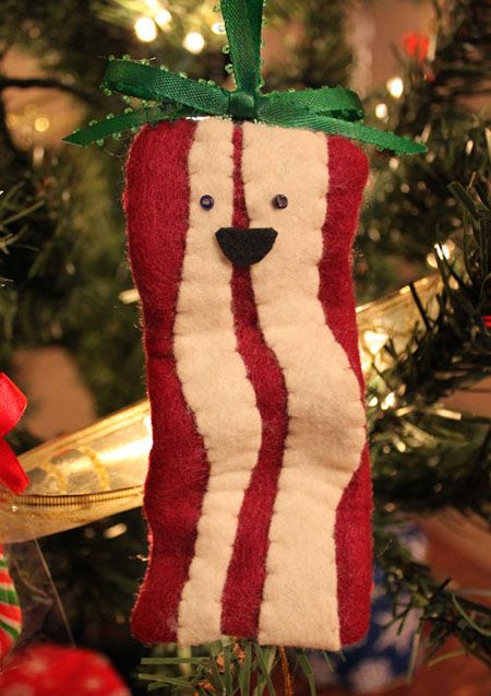 Bacon tree ornament...omg...my son LOVES bacon...have to make one to hang on the tree this year just for fun!  I bet we all have someone in our family who LOVES bacon... Felt Ornaments Diy, Diy Felt Christmas Ornaments, Diy Felt Christmas Tree, Funny Christmas Ornaments, Diy Christmas Ornament, Felt Christmas Tree, Ornament Tutorial, 12 December, Navidad Diy