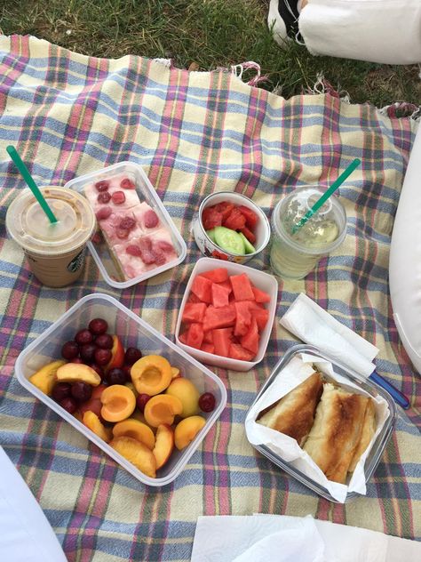 Pik Nik, Picnic Date Food, Picnic Inspiration, Picnic Date, Picnic Food, Recipes From Heaven, Summer Picnic, Food Cravings, Aesthetic Food