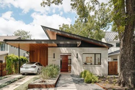 A fabulous contemporary dream home created for empty nesters in Texas Exterior Bungalow, Modern Carport, Stucco Siding, Wood Cladding, Mid Century Modern House, Architect Design, Dream Home Design, Contemporary House, Indore