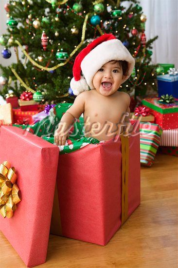 adorable use empty box! Toddler Christmas Pictures, Toddler Christmas Photos, Travel With Baby, Christmas Baby Pictures, Baby Christmas Photos, Xmas Pictures, Xmas Photos, Christmas Santa Hat, Family Christmas Pictures