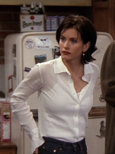 Short Hair Monica Geller, The Monica Haircut, Monica Friends Haircut, Monica Friends Hair Short, Monica Friends Hair, Monica Short Hair, Monica Hair, Italian Beauty Standards, Monica Geller Short Hair