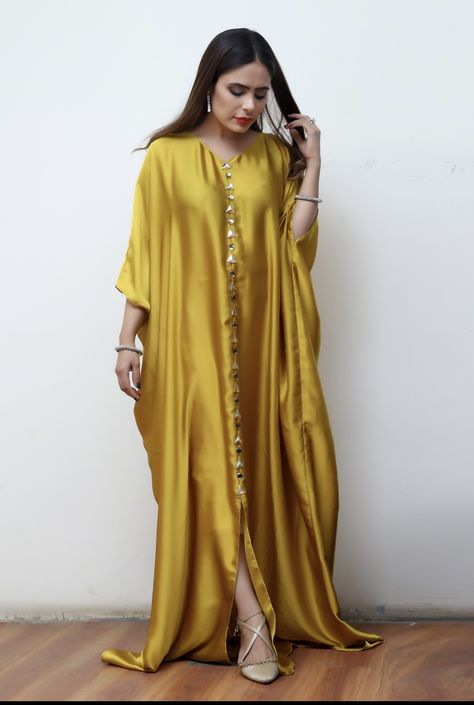 Bubu Gown Styles, Kaftan Designs, Casual Dresses Plus Size, Mode Kimono, Moroccan Fashion, Pakistani Fancy Dresses, Mode Abaya, Silk Kaftan, High Fashion Outfits