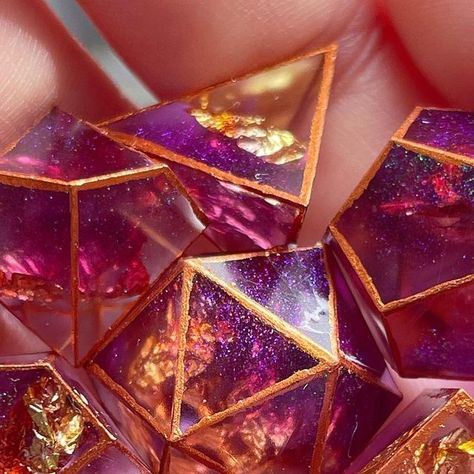 Resin Dice Ideas, How To Make Dice, Diy Resin Dice, Dice Ideas, Cool Dnd Dice, Dice Making, Pretty Dice, Diy Dice, Dice Dragon