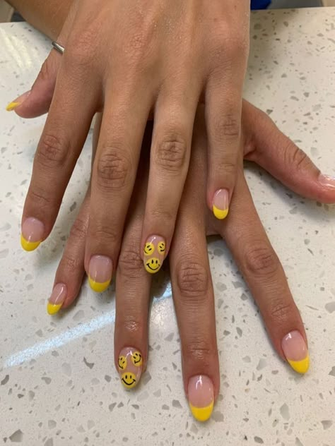 Happy Acrylic Nails, Yellow Happy Face Nails, Nails Art Yellow, Happy Nail Ideas, Happy Face Nail Designs, Summer Nail Inspo Multicolor, Nail With Smiley Face, Smiley Nails Happy Faces, Smiley Daisy Nails