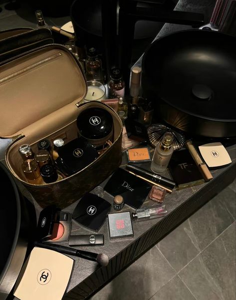 Im Just A Girl, Expensive Makeup, Decoration Originale, Classy Aesthetic, Future Lifestyle, Makeup Obsession, Luxury Makeup, Makeup Essentials, Just A Girl