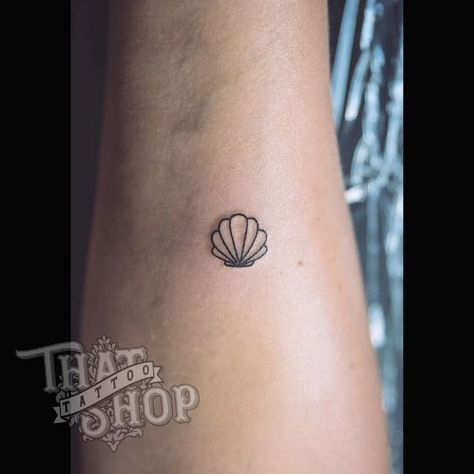 Tiny Sea Shell Tattoo, Small Seashell Tattoo Simple, Beach Shell Tattoo, Tiny Seashell Tattoo, Simple Shell Tattoo, Simple Seashell Tattoo, Small Seashell Tattoo, Small Shell Tattoo, Yolo List