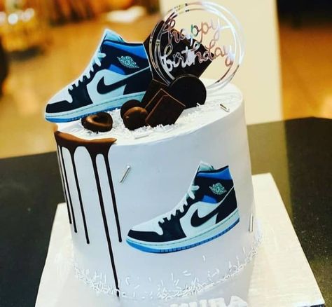 Sneaker Head Cakes, Jordan 1 Birthday Cake, Sneaker Theme Cake, Jordan 1 Cake Ideas, Jordan Theme Cake, Sneaker Ball Cake Ideas, Sneaker Cake, Nike Birthday Cake, Nike Cake Ideas Birthdays