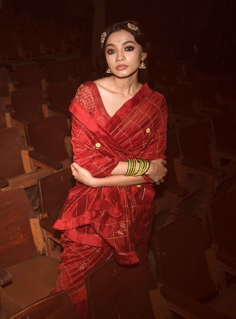 Maroon Fabric, Maroon Saree, Saree And Blouse, Raw Silk Saree, Saree Poses, Classic Clothing, Indian Photoshoot, Traditional Indian Outfits, Saree Blouse Designs Latest