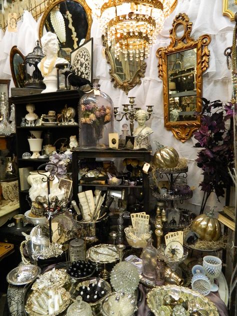 Halloween Antique Booth Displays, Halloween Vintage Booth Ideas, Halloween Antique Booth Ideas, Halloween Vendor Booth, Halloween Vendor Booth Ideas, Antique Halloween Decor, Halloween Booth Ideas, Vender Booth Ideas, Vintage Booth Display Ideas