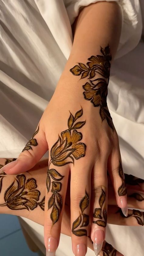 Mor Design Mehandi, Heena Design 2024, Trending Mehndi Designs 2024, Trending Henna Designs 2024, Simple Mehendi Designs 2024 Back, Mehdi Degine Simple Unique 2024, Mehndi Aesthetic Designs, Mehndi Designs New Beautiful, Mehndi Designs 2024