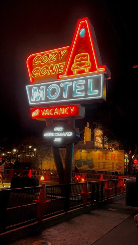 Disney’s cars land at night. cozy cone motel neon sign Disney Cars Neon Sign, Cars Poster Disney, Cars Background Disney, Cars Aesthetic Disney, Disney Cars Aesthetic, Cars Movie Aesthetic, Cars Movie Wallpaper, Couple Cars, Cozy Cone Motel