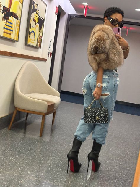 Fur Heels Outfit, Fur Coat Outfit Baddie, Dope Fashion Outfits, Outfit Black Women, Classy Wardrobe, Chic Clothing Style, Heels Outfits, City Outfits, Fashionista Clothes