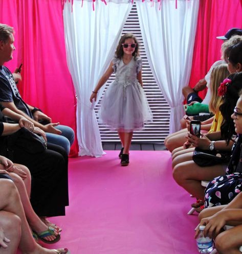 Fashion Runway Birthday Party, Fashion Show Goodie Bag Ideas, Fashion Show Birthday Party Runway, Fashion Show Party Ideas, Kids Fashion Show Ideas, Fashionista Birthday Party Ideas, Fashion Show Birthday Party, Fashionista Birthday Party, Fashion Birthday Party