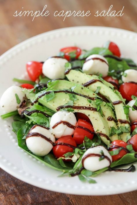 Quick and simple Caprese Salad - an easy and delicious salad filled with salad, mozzarella, tomatoes, avocados and balsamic glaze! Easter Side Dishes Vegetables, Avocado Caprese Salad, Homemade Salads Recipes, Weekly Menu Plan, Easter Side Dishes, Popular Side Dishes, Ambrosia Salad, Italian Soup, Best Salad Recipes