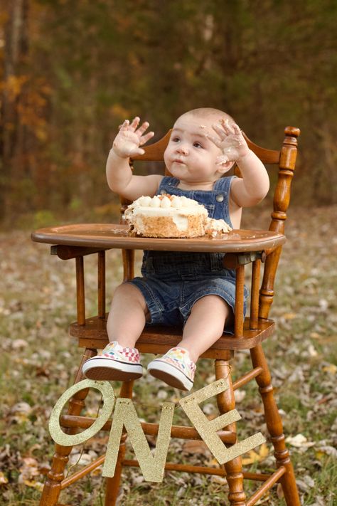 Antique High Chair Cake Smash, Wooden High Chair Photoshoot, Cake Smash Photos Outdoor, Antique High Chairs, Smash Cake First Birthday, Cake First Birthday, Wooden High Chair, First Birthday Photoshoot, Smash Photoshoot