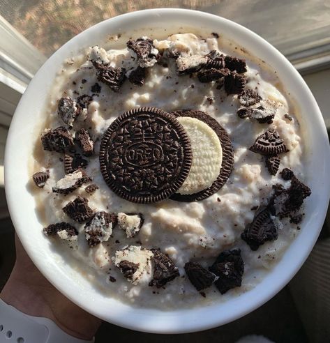 Juliana on Instagram: “Good morning 🌞 COOKIES AND CREAM YOATS ok, you might be thinking WHY ARE YOU EATING YOGURT AND OREOS?? but the yogurt makes it so creamy…” Oreo 4, Oat Bowls, Oatmeal Toppings, Oatmeal Porridge, Great Poems, Quaker Oats, Oatmeal Bowls, Monk Fruit, Oats Quaker