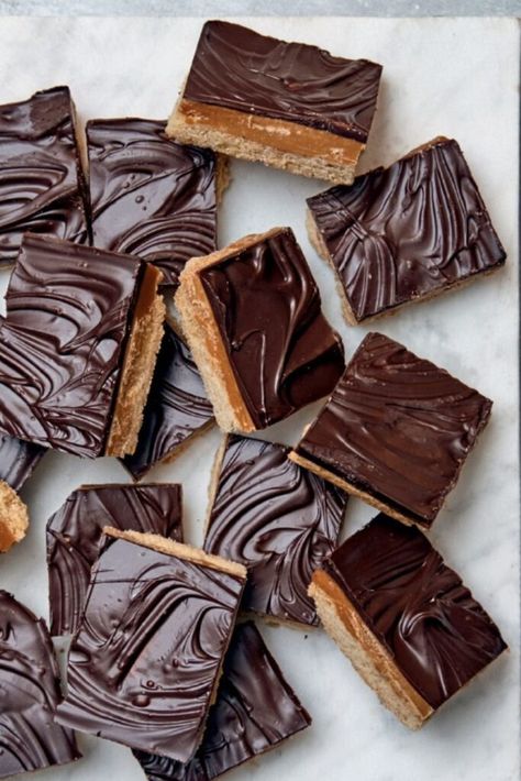 Mary Berry Millionaire Shortbread Recipe Millionaire Shortbread Cookies, Mary Berry Shortbread, Millionaire Bars Recipe, Mary Berry Recipes Baking, Millionaire Shortbread Recipe, Millionaire Bars, Millionaires Shortbread, Berry Cookies, Caramel Ingredients