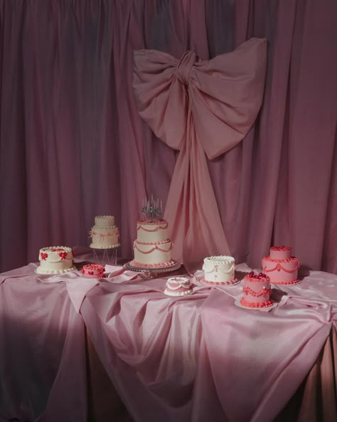 Birthday Cake Table Set Up, Birthday Concept Idea, Chic Galentines Party, Pink Set Design, Chic Valentines Decor, Birthday Set Up, Pink Event Decor, Retro Pink Aesthetic, Kitsch Party