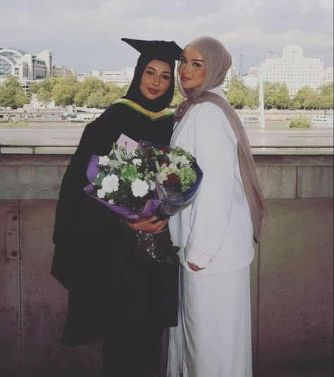 Hijabi Senior Pictures, Arab Graduation, Hijabi Lawyer, Hijabi Graduation Pictures, Cap For Graduation Ideas, Sister Aesthetic Pictures, Sister Graduation Pictures, Graduation Abaya, Hijabi Graduation