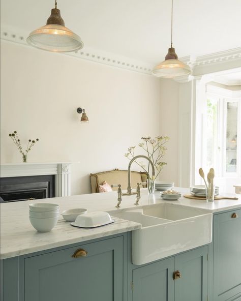 The soft, muted and elegant Trinity Blue paint colour worked perfectly against the pale walls and honed Minerva Carrara worktops. #deVOLKitchens Plain English Kitchen, Devol Kitchens, English Kitchens, Blue Cabinets, 아파트 인테리어, Shaker Kitchen, Kitchen Extension, Kitchen Diner, Cottage Kitchen