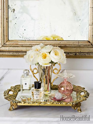 Organize your bath and makeup products on a small tray. Design: Carrie Hayden. #bathroom #organizing Perfumes Caravan, Bandeja Perfume, Bathroom Vanity Tray, French Country Bathroom, Perfume Display, Country Bathroom, Vinyl Decor, Perfume Tray, Mirror Tray