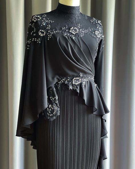 Pleated with flowy… Black Dress 🖤🖤 #sammrepublic #bespoke #dress | Instagram Baju Raya Ideas Fashion 2023, Raya 2023, Flowy Black Dress, Dress Pesta, Kebaya Dress, Long Gowns, Blouse Casual Fashion, Gowns Dresses Elegant, Batik Fashion