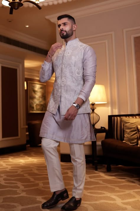 Kurta Nehru Jacket Men, Unique Kurta Designs For Men, Kurta And Jacket For Men, Mehendi Outfits For Groom, Kurta Pajama Jacket Men, Latest Designer Kurta For Men, Wedding Look For Men, White Wedding Suits For Men, Traditional Dress For Men