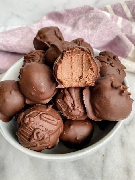 Chickpea Truffles, Easy Chocolate Truffles, Sweet Balls, Truffle Recipe Easy, Usa Food, Truffle Recipe Chocolate, Truffle Recipe, Bake Desserts, Scrumptious Desserts