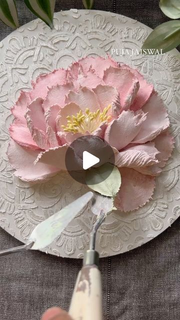 Flower Sculpture Painting, Sculpture Art Tutorial, Flower Painting Texture, Plaster Flower Art, Floral Sculpture Art, Textured Painting Flowers, Texture Art Tutorial, Texture Art Flowers, Clay Work On Canvas