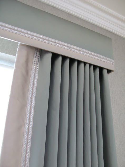 Cornice and curtains with contrast trim; can always just do a cornice with 2" blinds Pelmet Ideas, Curtain Styles Ideas, Pelmet Designs, Cornice Window Treatments, Bedroom Curtains With Blinds, Cornice Box, Bay Window Treatments, Curtains And Pelmets, Cornice Board