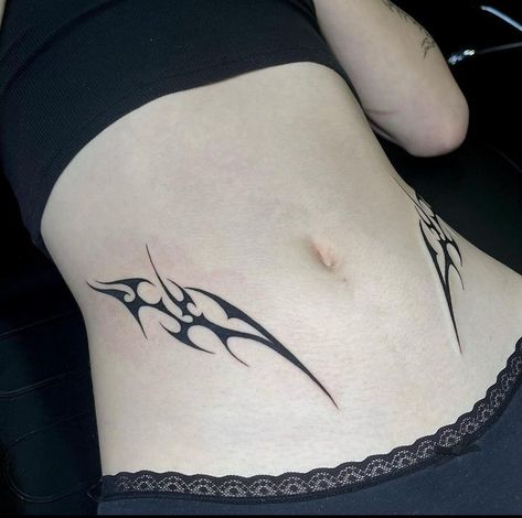 Cybersigilism stomach tattoo Cyberciligism Tattoo, Abdomen Tattoo, Aesthetic Tattoo Ideas, Stomach Tattoos Women, Tramp Stamp Tattoos, Waist Tattoos, Pretty Hand Tattoos, Sharpie Tattoos, Muster Tattoos