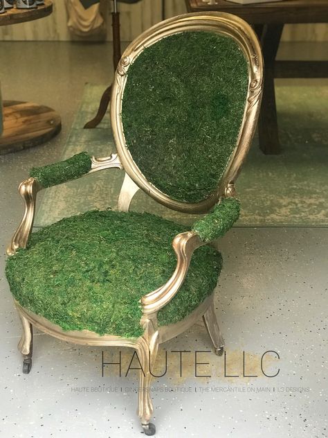 Enchanted Forest Props Diy, Enchanted Forest Props, Enchanted Forest Chair, Moss Chair Diy, Moss Chair, Diy Enchanted Forest Decor, Enchanted Forest Decor, Enchanted Forest Book Fair, Enchanted Forrest Table Decor