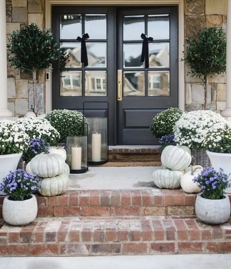 Front Yard Halloween Decorations, Porch Fall Decor, Mums In Pumpkins, Fall Front Door Decor, Fall Front Porch Decor Ideas, Porch Styles, Porch Pumpkins, Fall Living Room, Fall Front Porch Decor