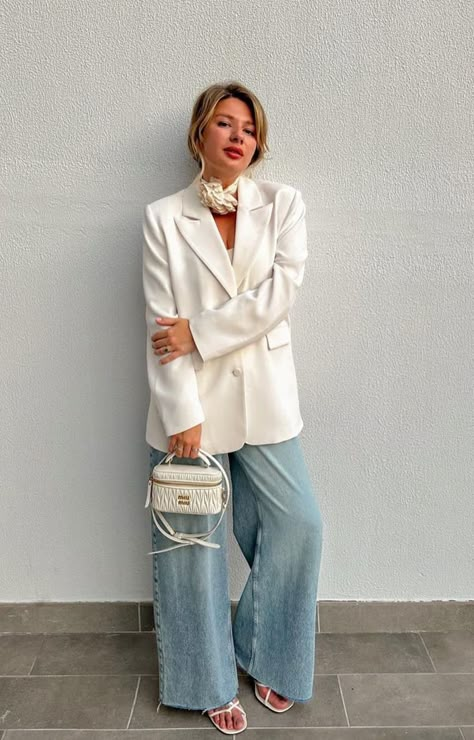 Oversized White Blazer Outfit, Oversized White Blazer For Fall, Chic Oversized Blazer With Notch Lapel, Casual White Oversized Blazer, Chic Oversized White Blazer, White Oversized Blazer, Work Outfit Inspiration, Party Outfits Night, Jeans Outfit Women