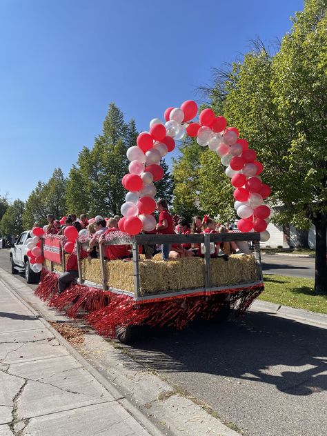 Valentine’s Day Parade Float, Christmas Trailer Float Ideas, Float Decorations Parade Diy, Christmas Floats Parade Ideas, Grinch Float, Holiday Parade Floats, Parade Float Diy, Halloween Parade Float, Ffa Ideas